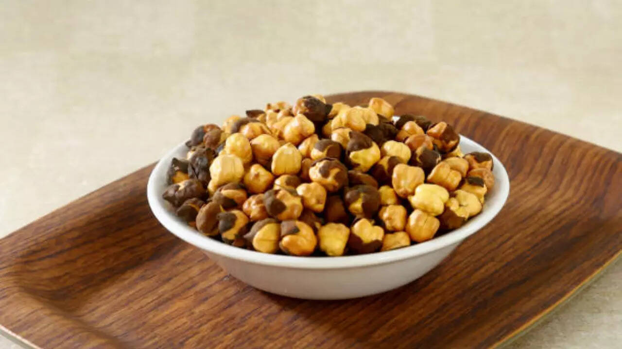 4 foods to combine with roasted chana for healthy snacking