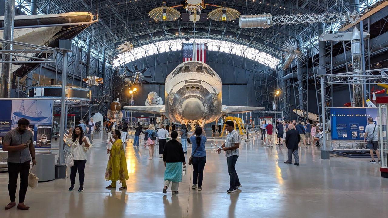 Space shuttle Discovery fight continues as Texas senators rope ...