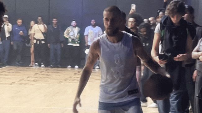 Justin Bieber Sinks Three-Pointer During Basketball Game in LA