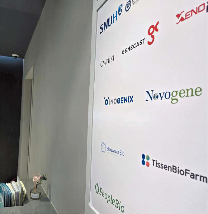 Novogene входит в штаб-квартиру Корейской ассоциации управления здравоохранением в здании биокомпаний, расположенных на 5-м этаже штаб-квартиры Корейской ассоциации управления здравоохранением. Компания, отмеченная пунктирной линией, называется Novogene. /Предоставлено Квак Су Гын