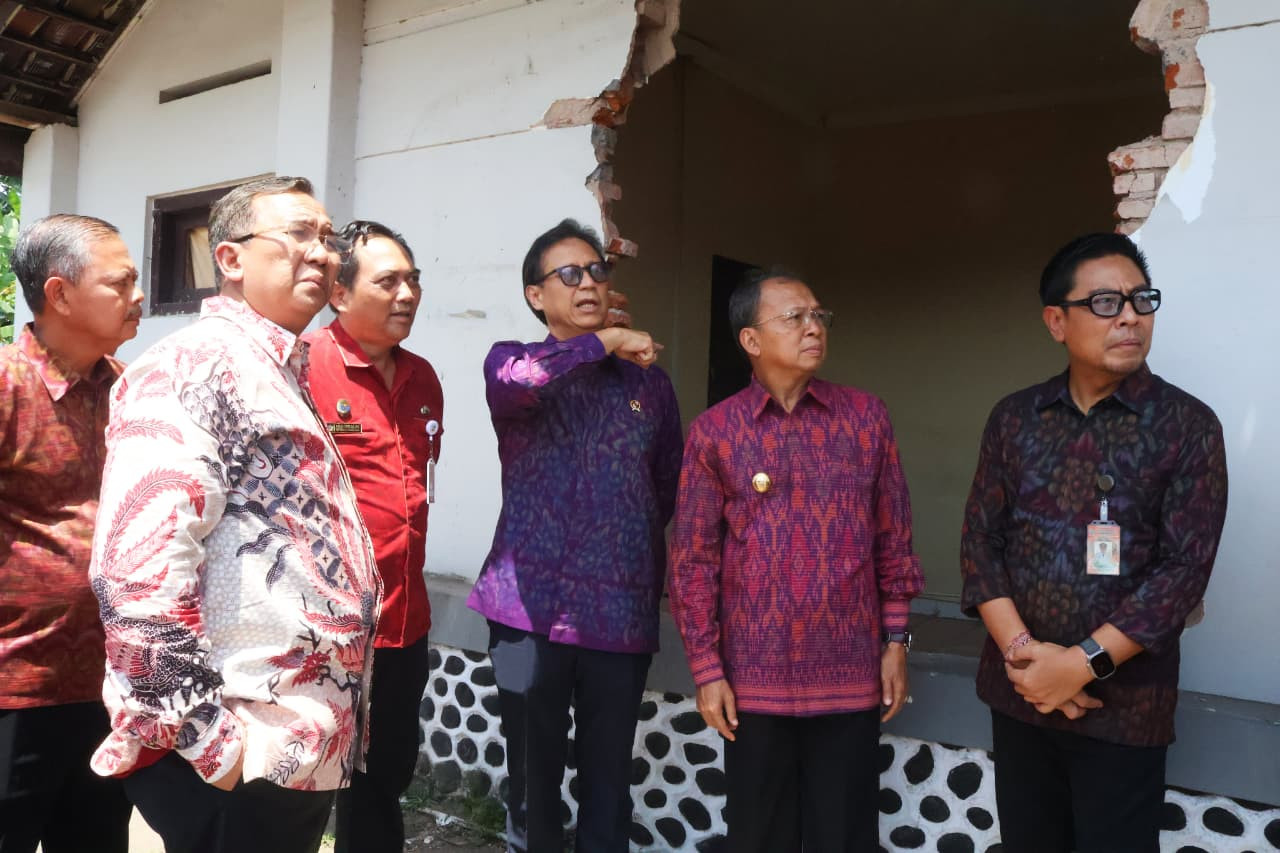 Menteri Kesehatan Cek RSUD Wangaya Pasca Banjir, Janjikan Bantuan Alkes Puluhan Miliar