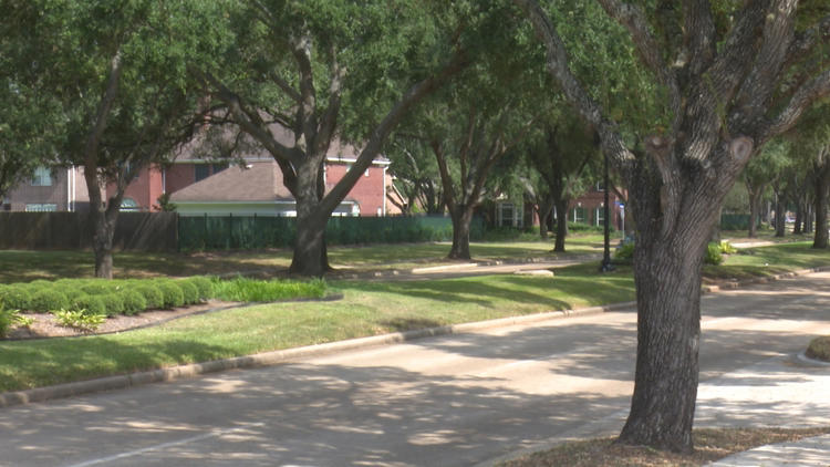 Sugar Land police warn of burglars sneaking through golf courses ...