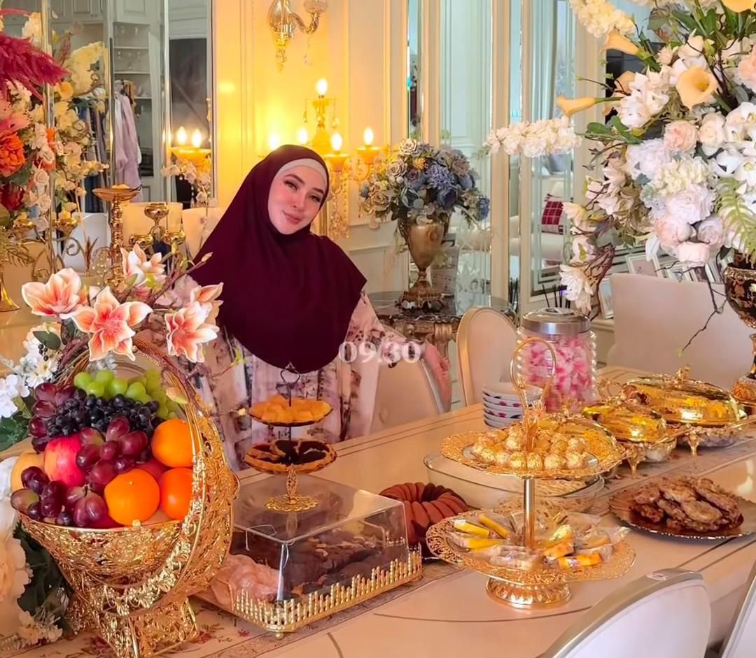 9 Potret Kedekatan Shella Saukia dan Melda, Beri Uang hingga Ponsel