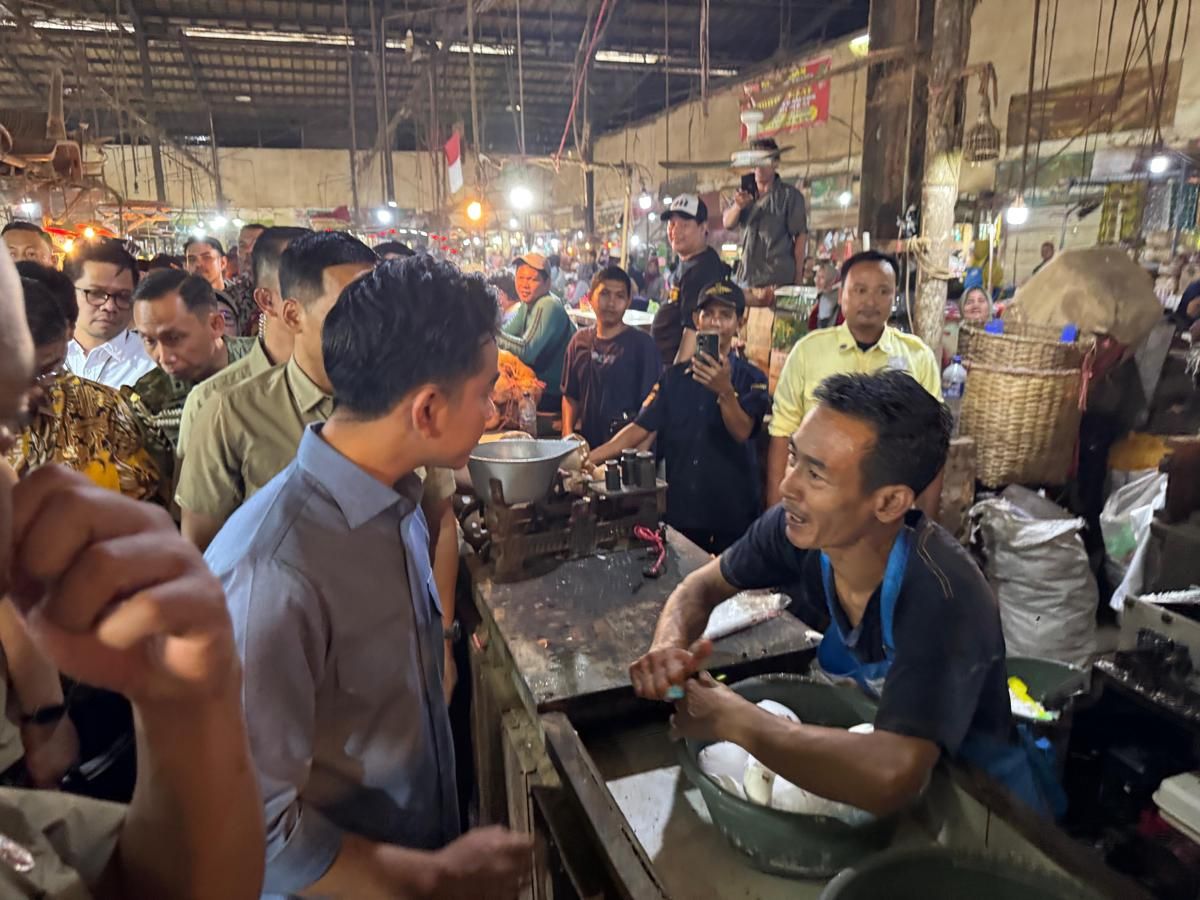 Gibran Berkeliling Pasar Jagasatru, Berbincang dengan Pedagang