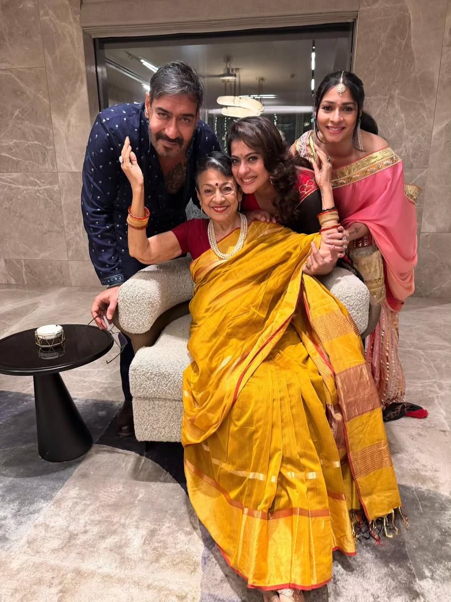 9 Potret Kajol Rayakan Diwali 2025 dengan Keluarga