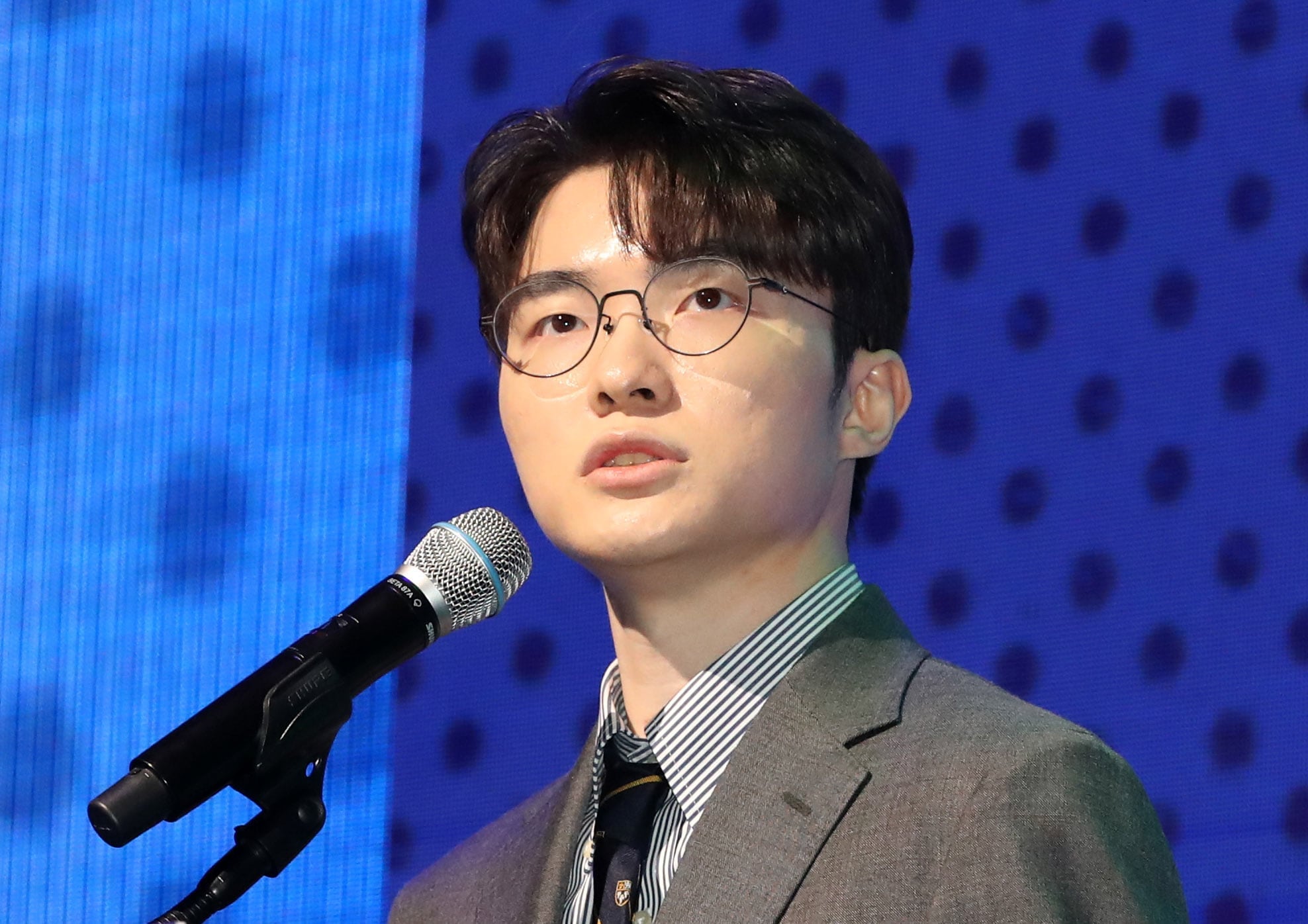 Faker Wins Reader & Leader Award, Credits Books for Career