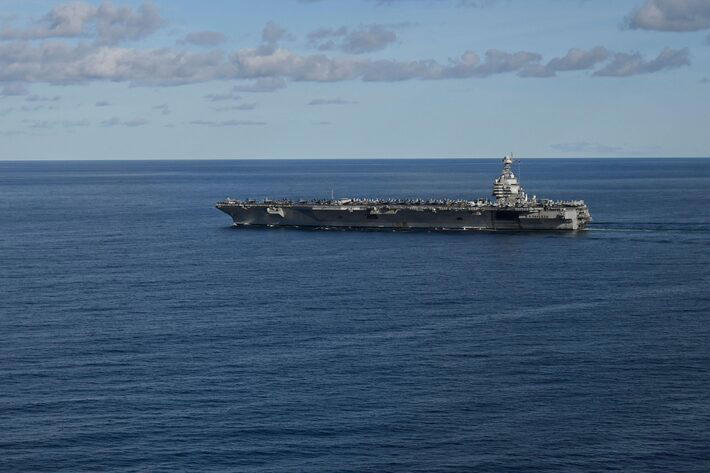 SS Gerald R. Ford, o maior porta-aviões do mundo, visto no Mar do Norte durante o exercício NATO Neptune Strike 2025, em 24 de setembro de 2025 Foto: Jonathan Klein/AFP