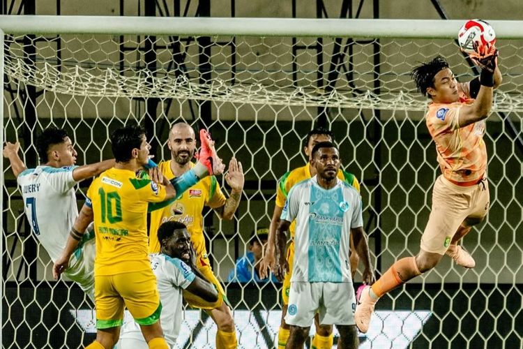 Curhatan Ernando Ari: Tak Puas dengan Kinerja Wasit Usai Dua Kartu Merah Persebaya Surabaya