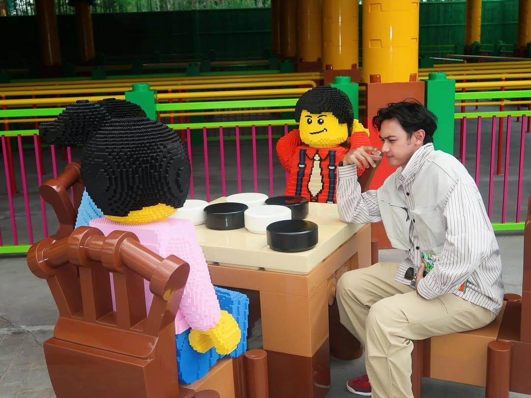10 Foto Keluarga Felicya dan Hito di Legoland Shanghai yang Seru