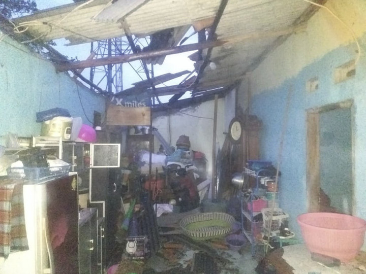 Hujan Es dan Angin Kencang Luluhkan Indramayu: 1 Tewas, 74 Rumah Rusak