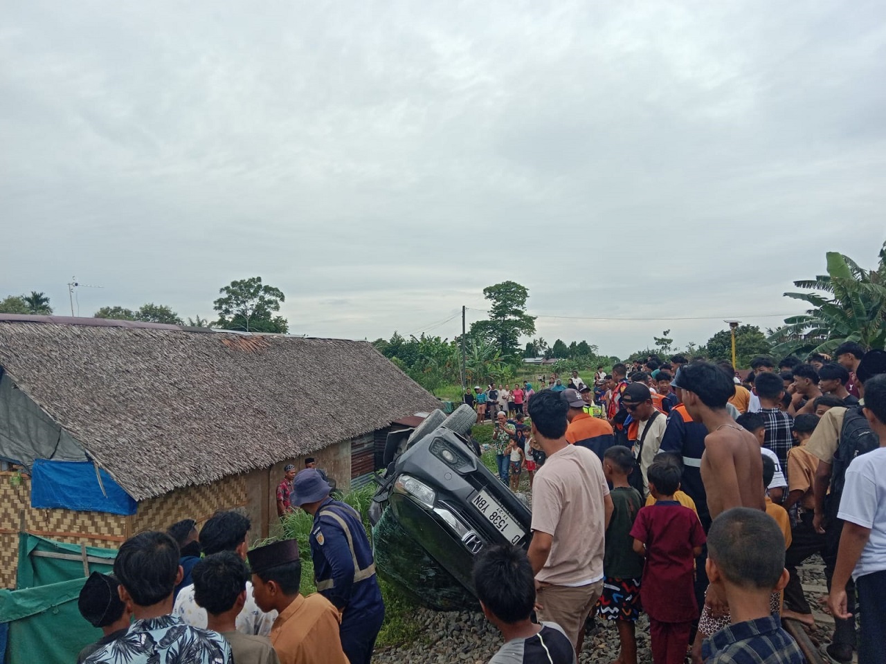 Kereta Api Seret Mobil di Perlintasan, Pegawai Bandara Tewas dan Kritis