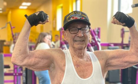 À 100 ans, il affiche une forme exceptionnelle grâce à ces 3 habitudes simples qu'il adopte au quotidien