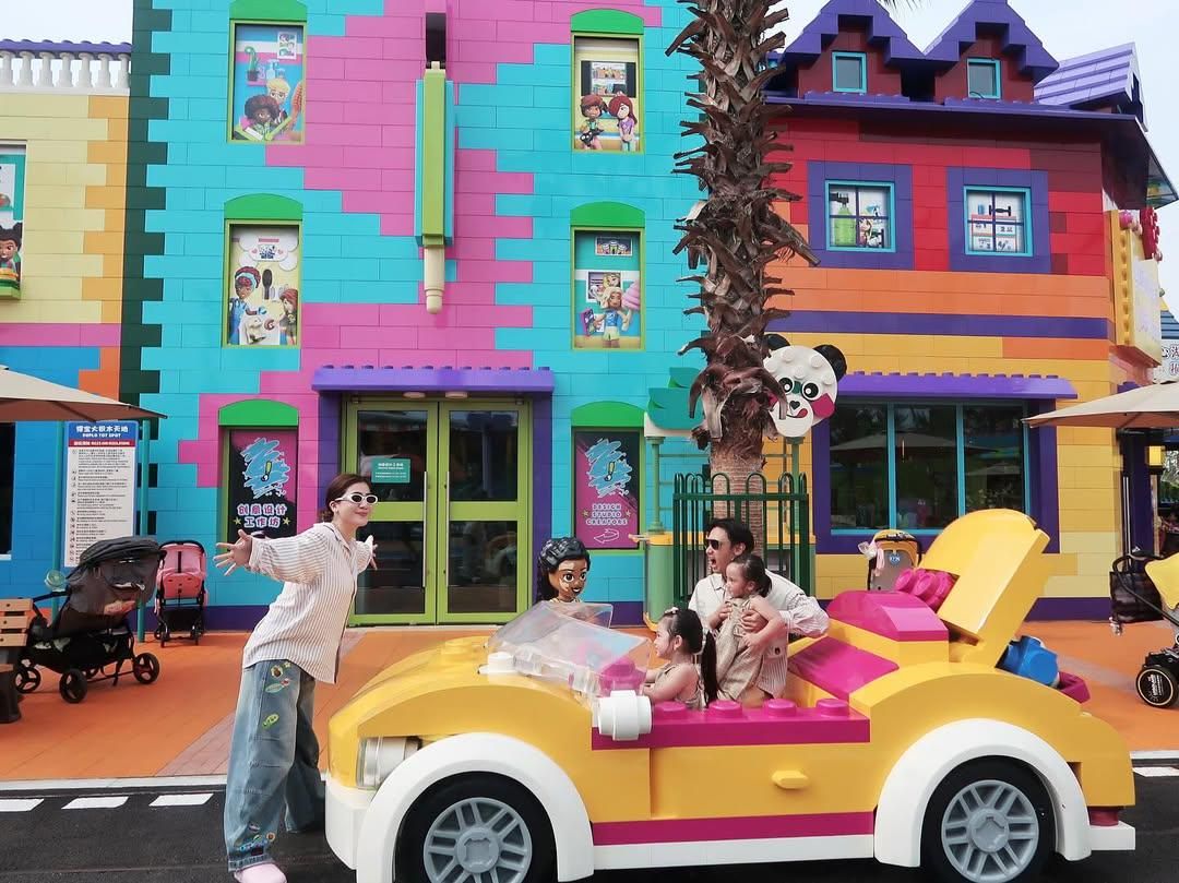 10 Foto Keluarga Felicya dan Hito di Legoland Shanghai yang Seru