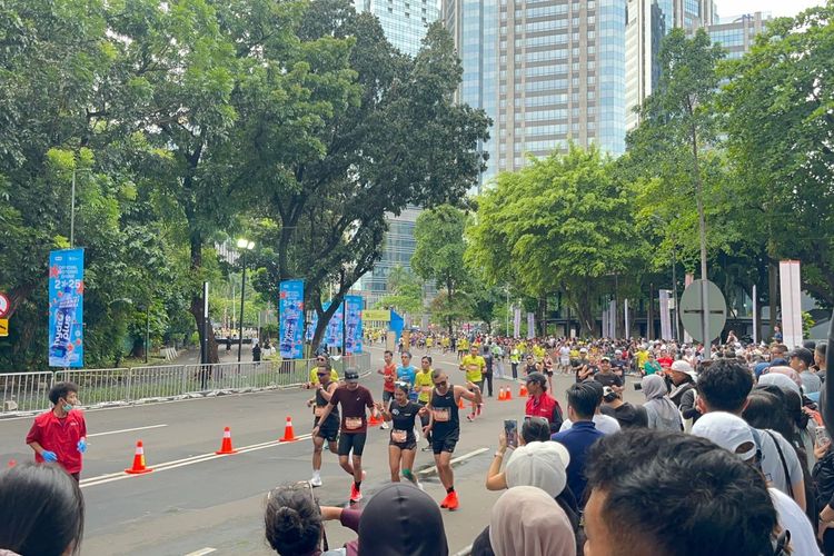 Ucapan Selamat dan Bunga untuk Pelari Jakarta Running Festival di Garis Finis
