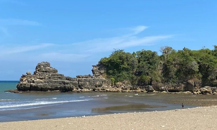 Jelajah Blitar: 5 Pantai yang Harus Dikunjungi untuk Liburan Seru
