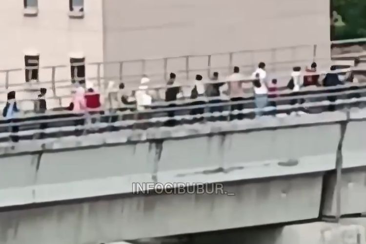 LRT Jabodebek Alami Gangguan, Penumpang Turun dan Berjalan di Rel