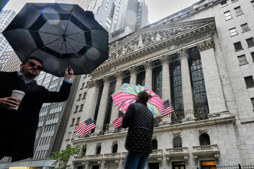 Amazon carries Wall Street to the finish of another winning week and month