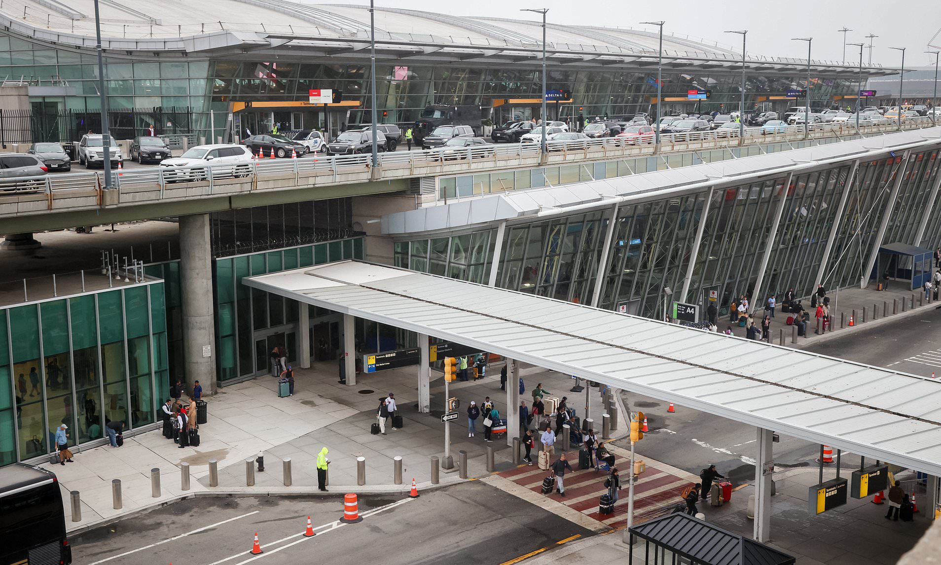 JFK grounds all planes as high winds and government shutdown causes(00)
