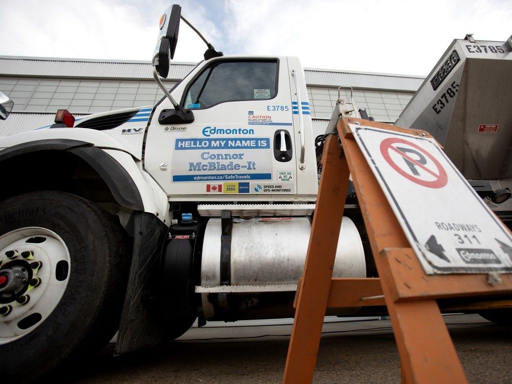 As winter draws near, Edmonton kicks off annual snow and ice control season