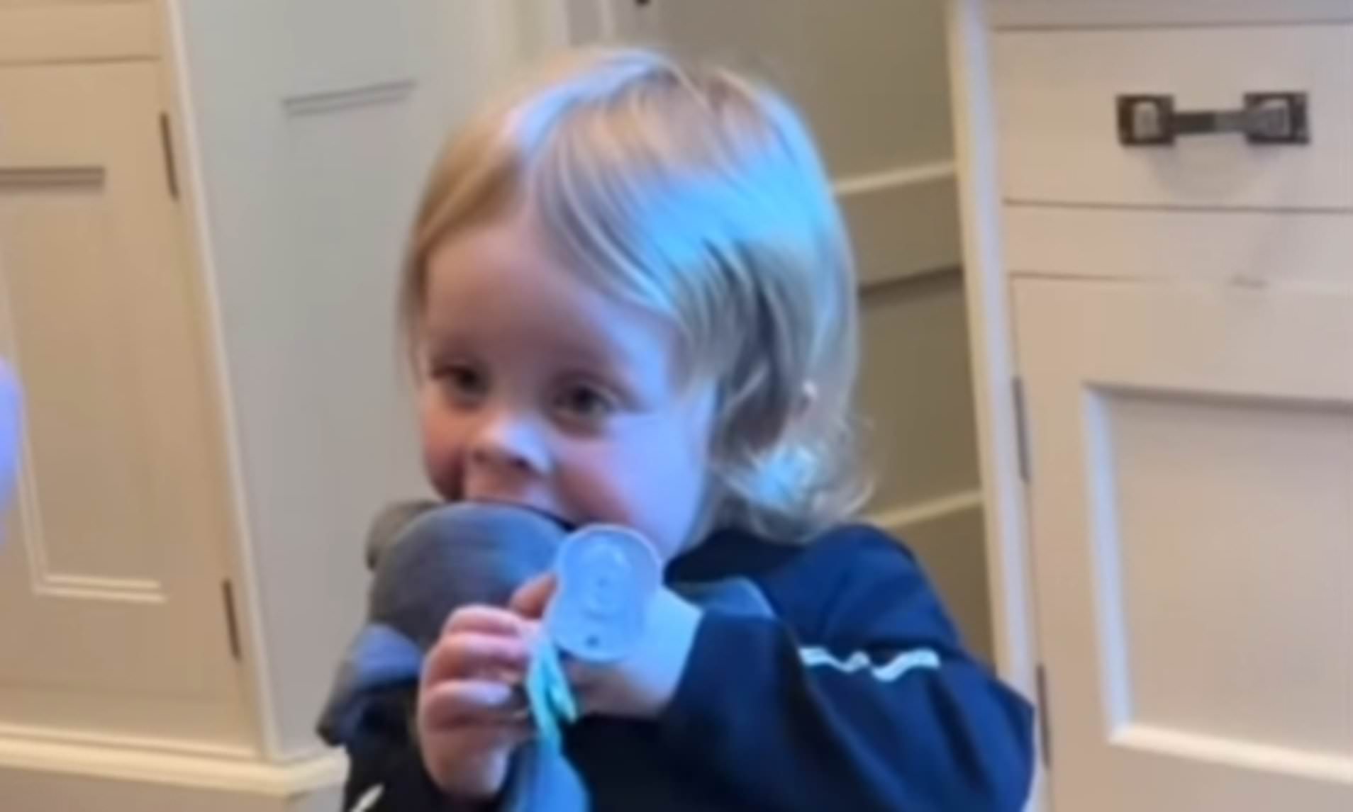 Kelly Osbourne's son Sidney, 2, bites the head off a bat as he takes(01)