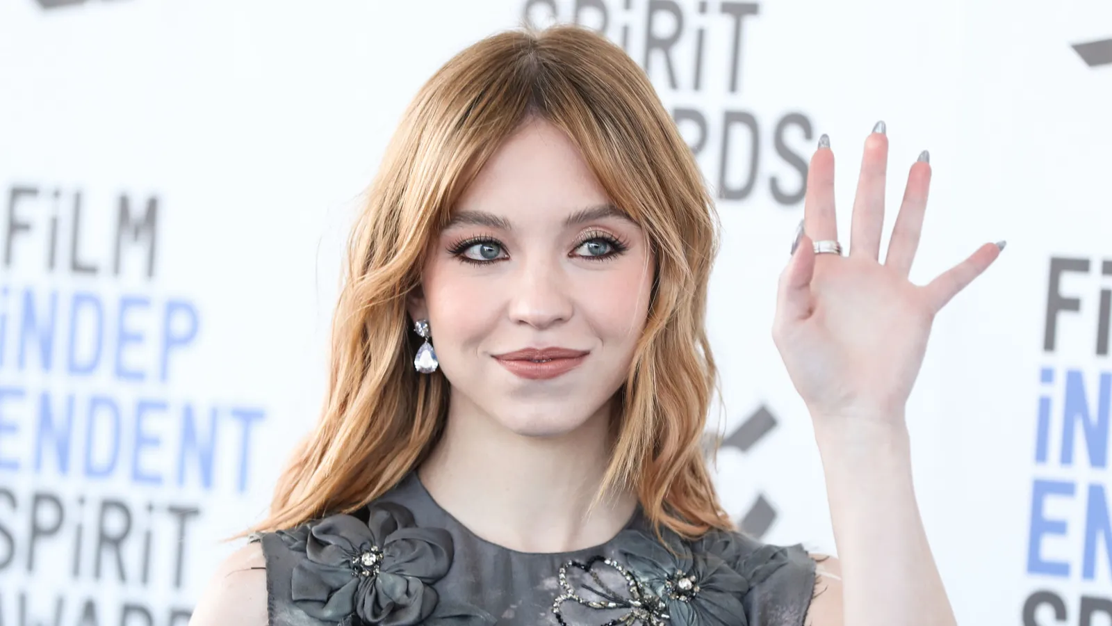 Sydney Sweeney’s hairstylist pushes back after fans label her look ...