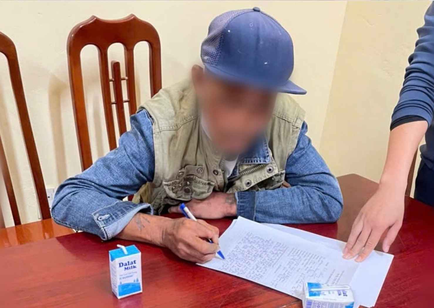 Bắt đối tượng nghiện ma túy gây rối, hành hung người cao tuổi ở Hưng Yên