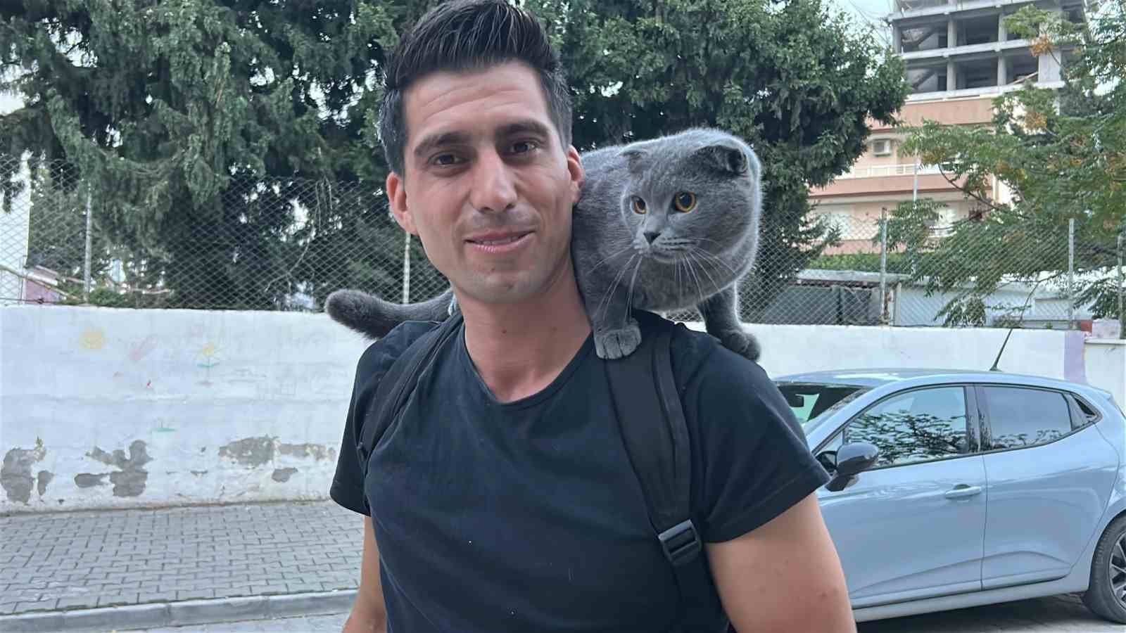 Nasıl kaçmıyor' diyenler olsa da 'Duman' sahibinin omzunda kenti turluyor