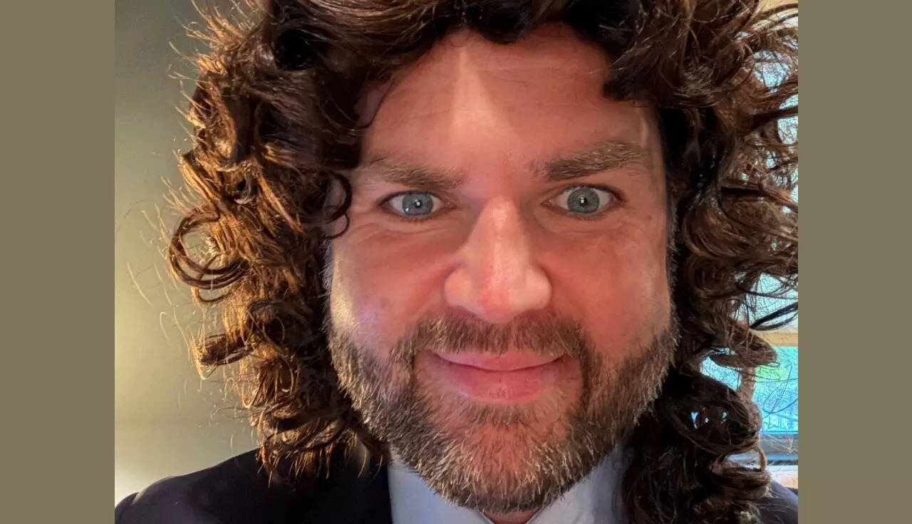 jd vance dressed as his viral meme for halloween US Vice President brought a popular of himself to life this Halloween. Footage shared by the politician shows him wearing a navy suit jacket, light blue shirt, red tie, jeans, and  most Halloween moment: Vice President JD