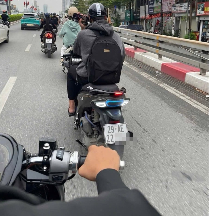 Vừa lái xe máy vừa lướt video điện thoại, nhiều tài xế bị phạt