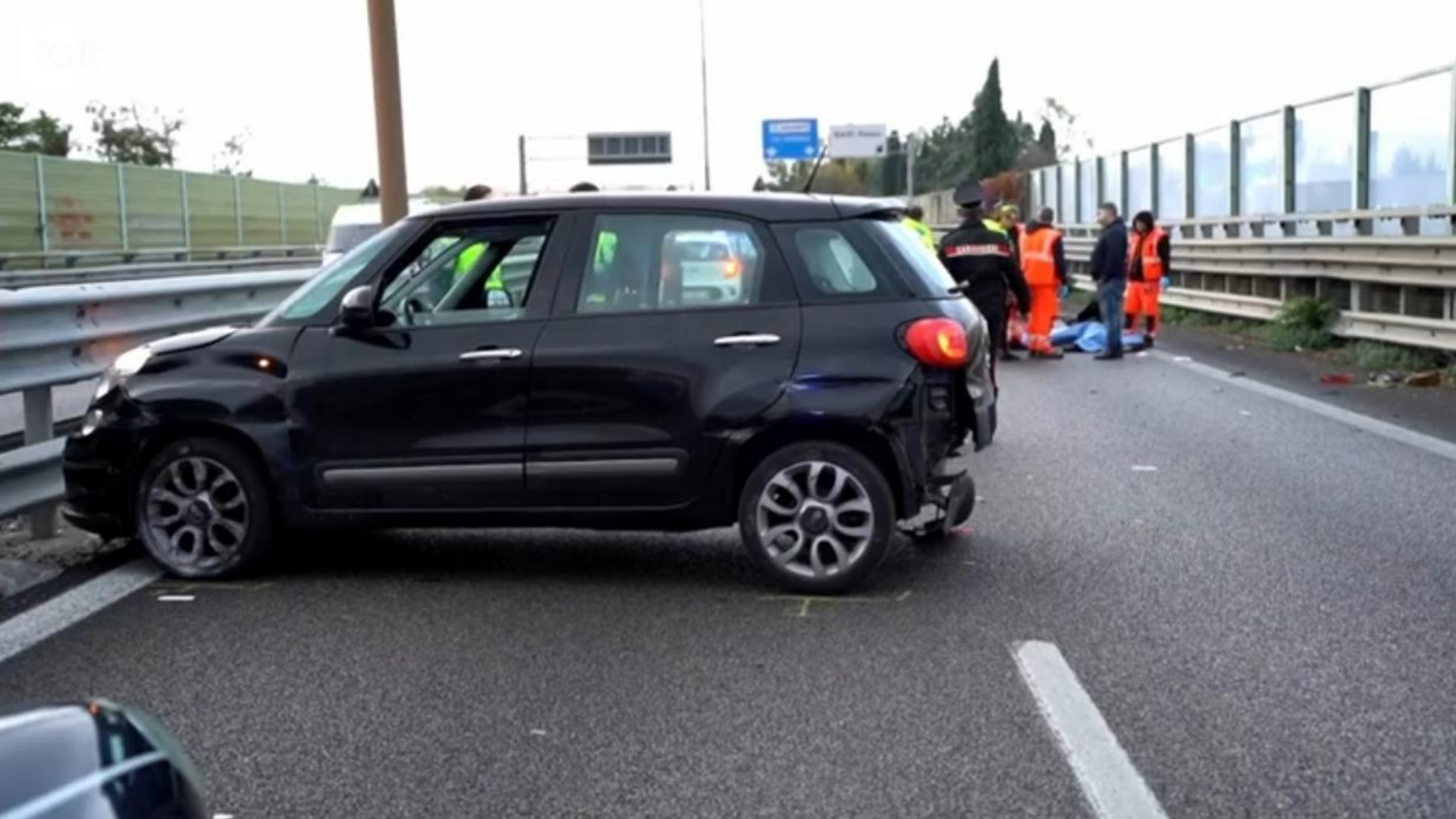 Travolto da un auto mentre soccorre un altro automobilista: morto un 25enne
