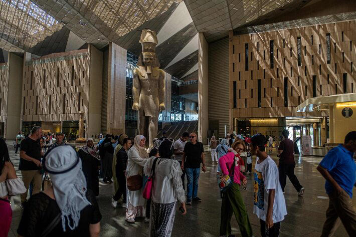 Estátua de Ramsés e tesouro de Tutancâmon estão entre as grandes atrações do novo museu no Cairo Foto: Khaled Desouki/AFP