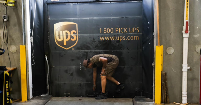 Los despidos están aumentando, lo que hace que sea un ‘momento difícil para estar desempleado’, dice un experto. Aquí hay 4 medidas financieras que puedes tomar