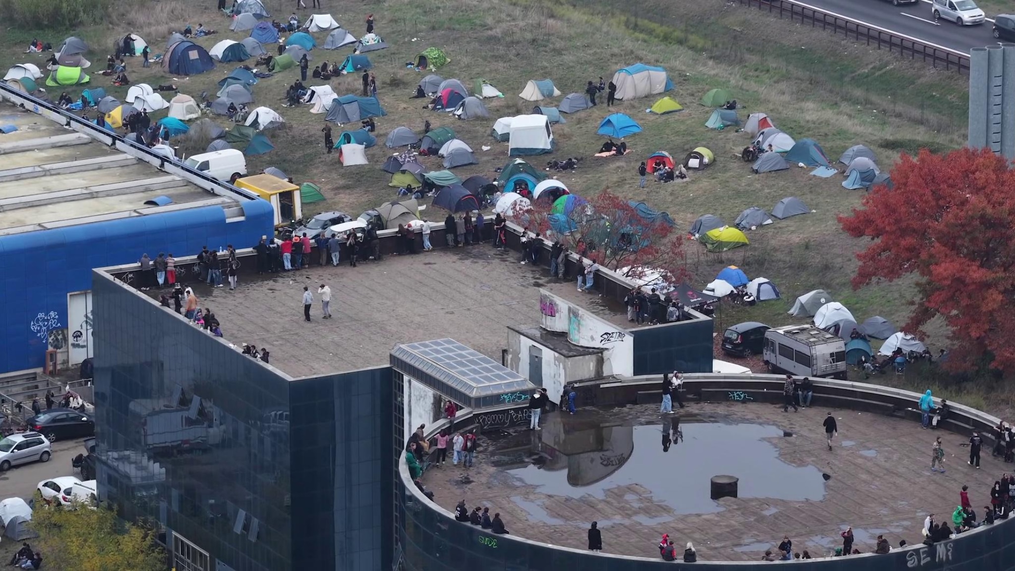 In 5000 al rave non autorizzato nell'ex fabbrica Bugatti abbandonata ...