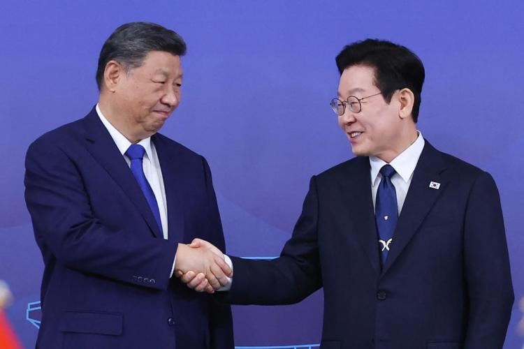 Le président sud-coréen Lee Jae Myung (à droite) et le président chinois Xi Jinping se serrent la main avant le sommet Corée du Sud-Chine qui s’est tenu au musée national de Gyeongju, dans la province de Gyeongbuk (Corée du Sud), le 1er&nbsp;novembre 2025.