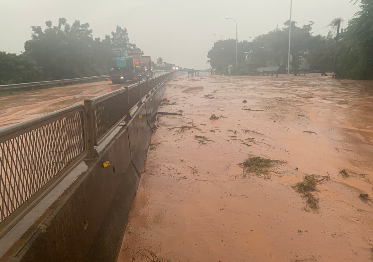 Cát đỏ tràn lấp quốc lộ 1 qua Lâm Đồng, giao thông tê liệt