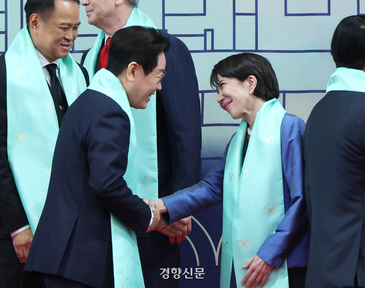 다카이치 “한·중과 솔직한 대화 나눠”