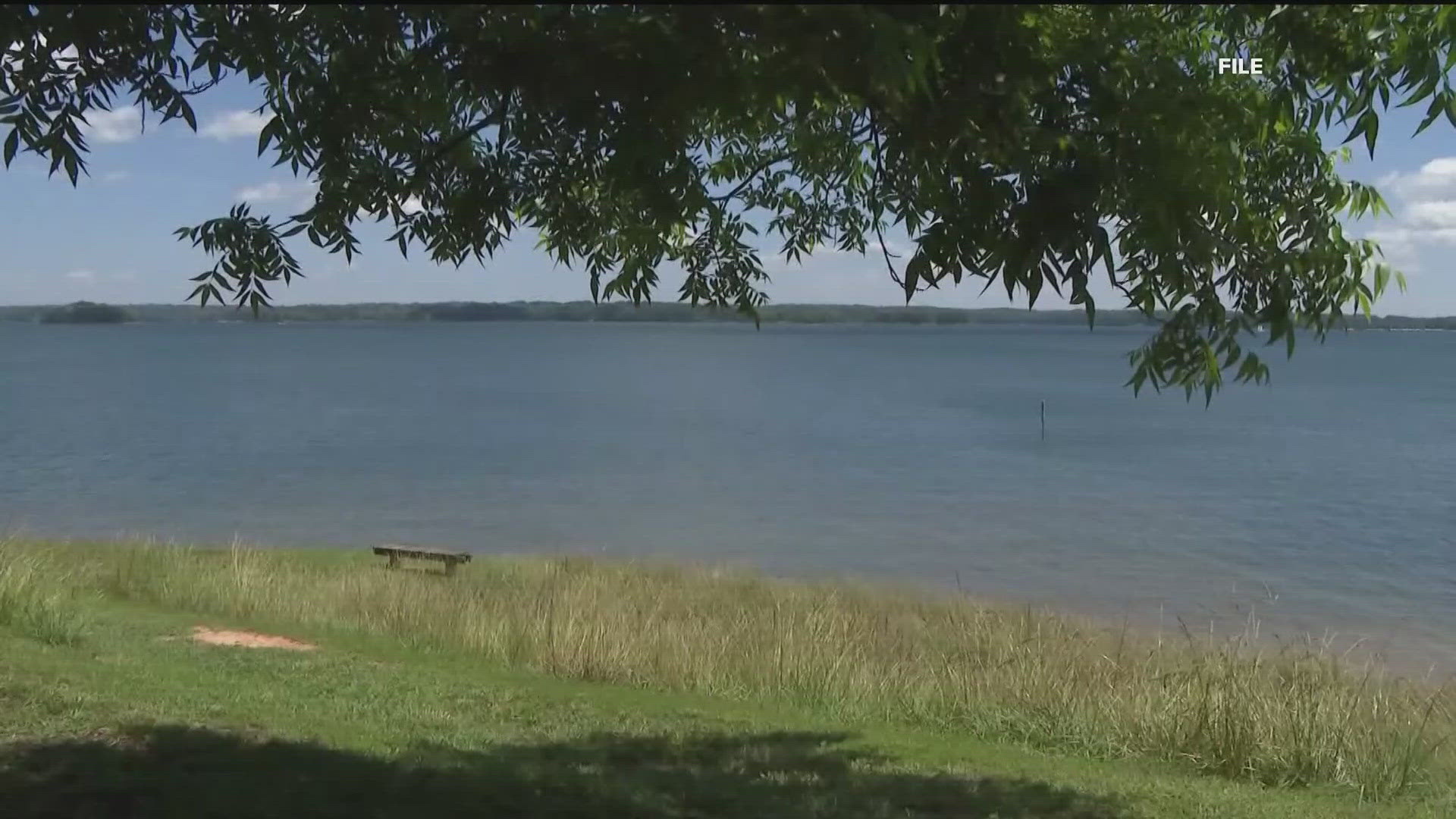Man dies after falling off boat into Lake Lanier