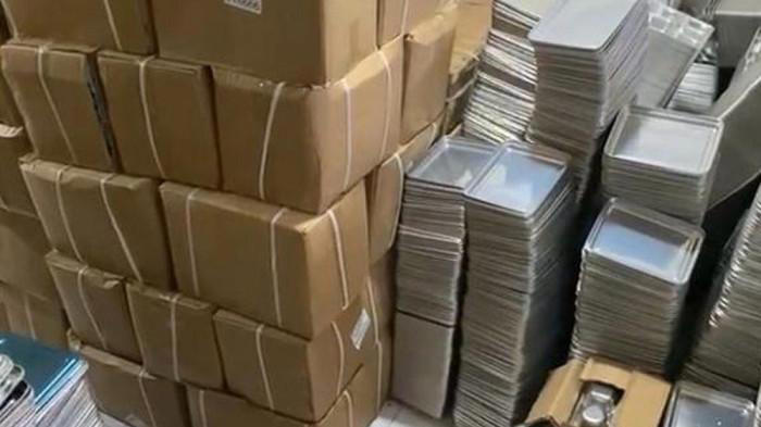 NAMPAN MBG PALSU - Polres Metro Jakarta Utara menemukan pelaku usaha di Pedemangan, Jakarta Utara, yang memalsukan nampan MBG. (kompas.com/Hafizh Wahyu Darmawan)