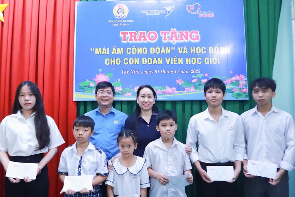 LĐLĐ Tây Ninh phối hợp trao “Mái ấm Công đoàn” và học bổng cho con công ...