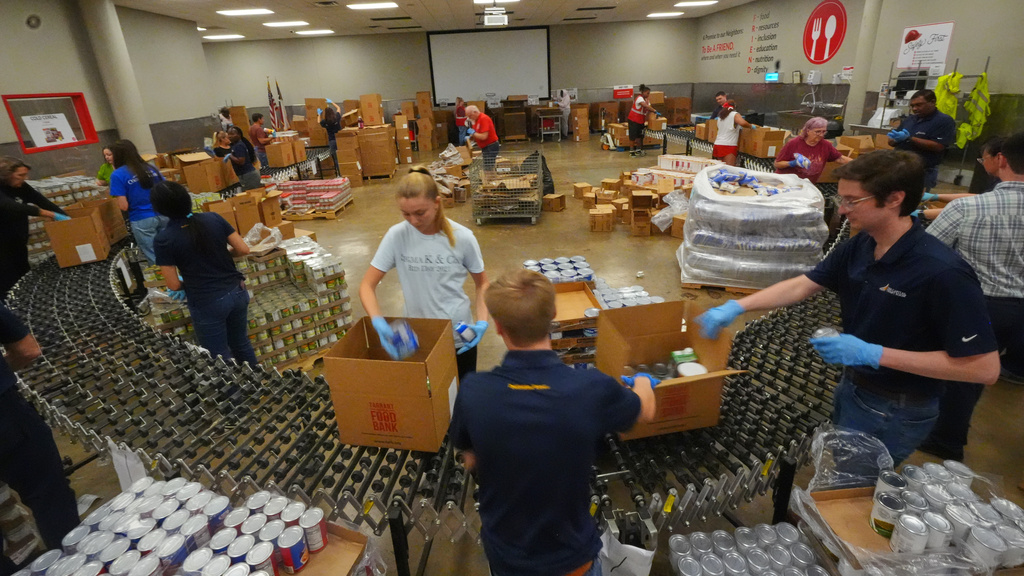 AA1PDFsy SNAP Cuts Force Long Lines at Food Pantries