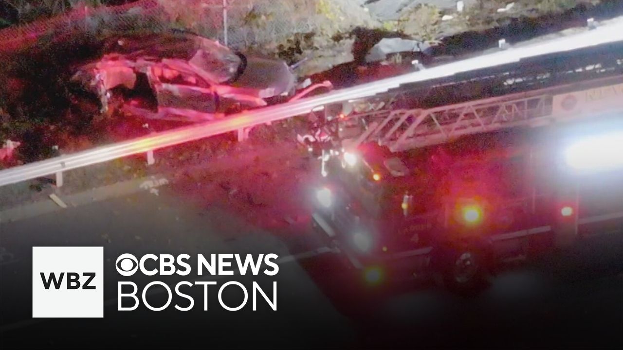 2 teenagers killed in Massachusetts crash