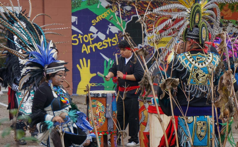 Grupos de danza azteca actúan frente a una escuela de Minneapolis durante la conmemoración del Día de Muertos, el sábado 1 de noviembre de 2025. Foto: AP/Giovanna Dell'Orto