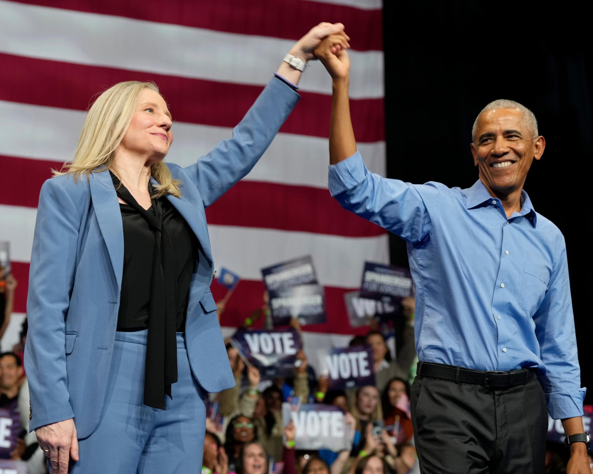 Obama critica a Trump y la política republicana en un discurso de campaña para Abigail Spanberger.