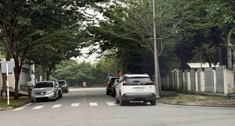 Xử phạt tài xế đỗ ôtô ngay trên phần đường dành cho người đi bộ ở TPHCM