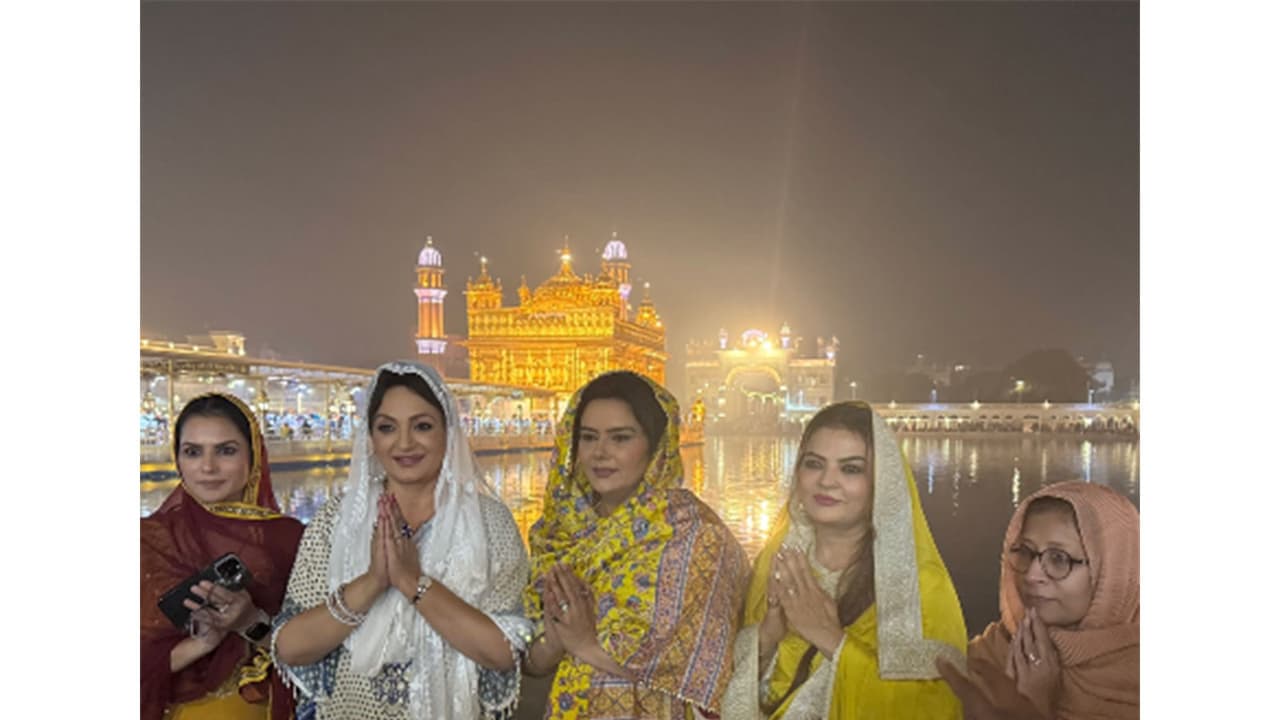 Badaa Karara Pudna: Upasana Singh, team seek blessings at Golden Temple
