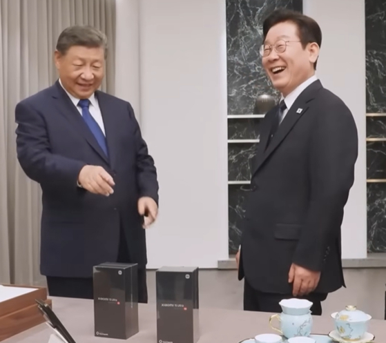 시진핑 주석이 샤오미폰을 가리키고 있다. 대통령실 제공 영상
