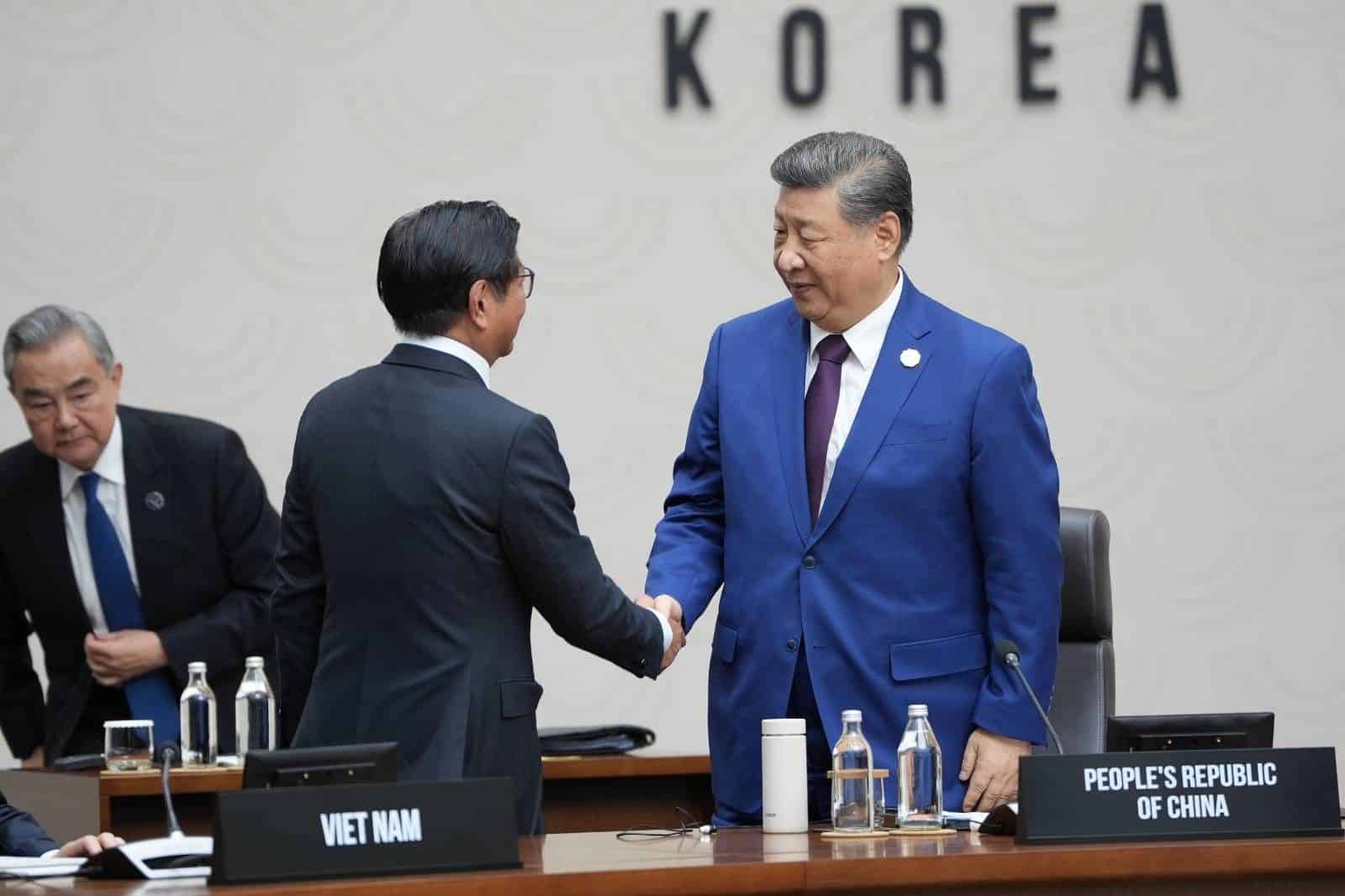 Amid sea row, Marcos extends hand to Xi