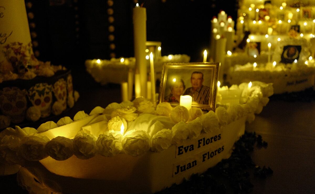 Barcos adornados con flores amarillas de cempasuchil flotan a lo largo del río de color dorado, en honor a los difuntos durante el evento del Día de los Muertos en la escuela secundaria PSJA Memorial Early College High School el jueves 30 de octubre de 2025 en Alamo, Texas. Foto: Delcia López / AP