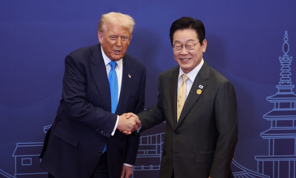 이재명 대통령이 지난 29일 저녁 경북 경주 힐튼호텔에서 도널드 트럼프 미국 대통령과 기념 사진을 촬영하고 있다. 대통령실사진기자단