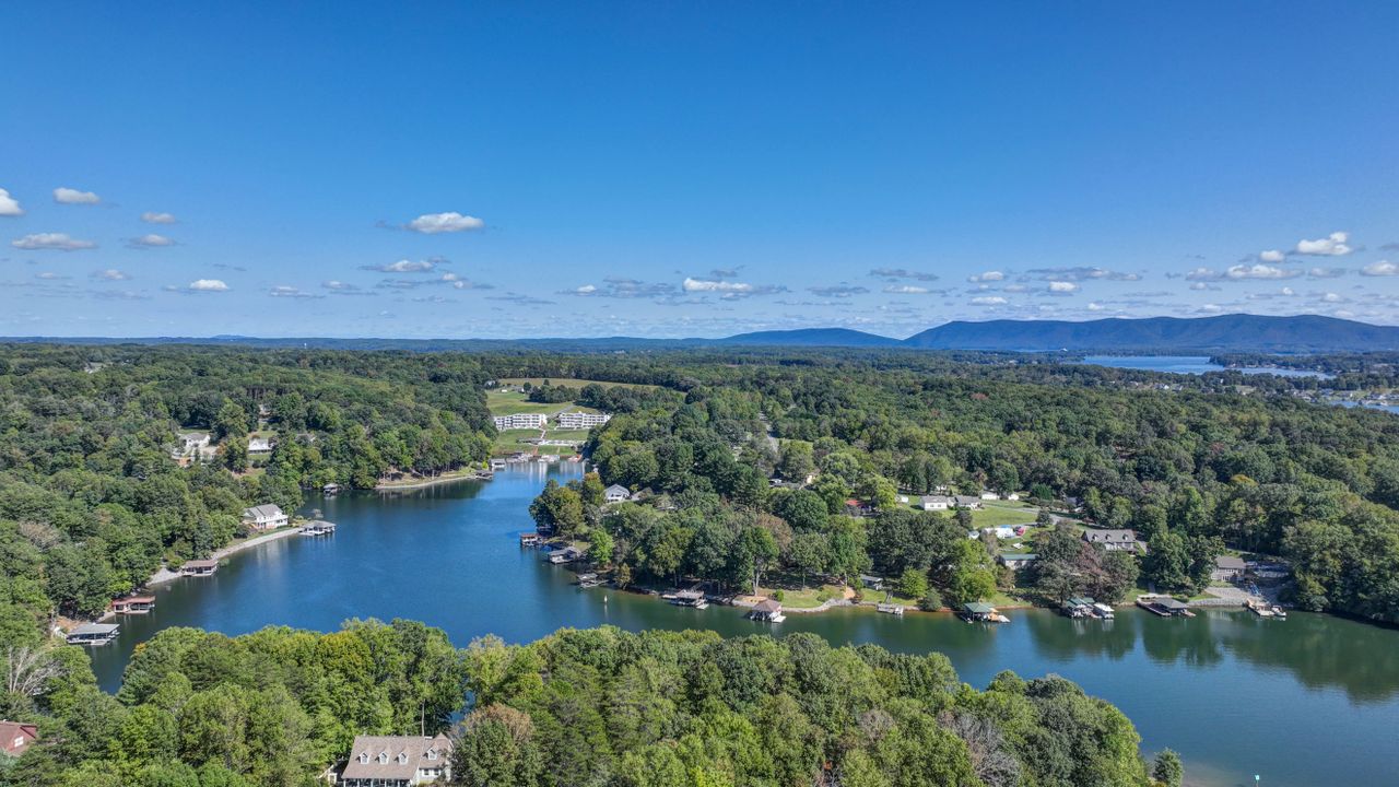 AA1PEHA5 Top 10 Lake Towns Where Retirees Enjoy the Good Life